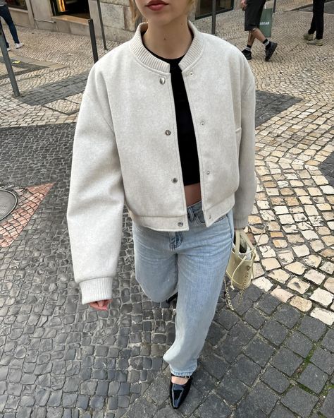 Am I the only one who wishes we could jump this phase of not exactly winter, but also not spring yet? Those past 3 days of summer feeling really had me wishing for that constant warm weather 🫣 Bomber: @zara Jeans: @lilisidonio_official Ballet flats: @baredfootwear Top: @jjxx_official Hair piece: @oopsiedaisy_pt #simplefits #fashiondaily #freshfits #streetwearaddict #neutralpalette #springlooks #springootd #ootddetails #anotheroutfitpost #ootd #outfitoftheday Ootd Spring, Am I The Only One, Simple Fits, Summer Feeling, Spring Looks, Zara Jeans, Hair Piece, Warm Weather, Chic Outfits