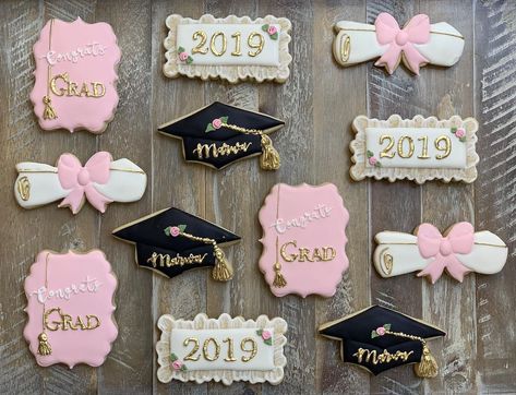 Pink And Gold Graduation Cookies, Graduation Party Cookie Ideas, Graduation Party Pink And Gold, Graduation Decorated Sugar Cookies, Graduation Cookies Pink, Graduation Party Ideas Pink And Gold, Pink Graduation Cupcakes, Pink Grad Cookies, Floral Graduation Cookies