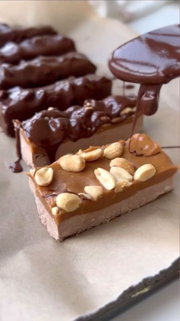 Dani - Healthy Recipes on Instagram: "file under things that make me happy: homemade protein bars 🥹 who even needs a 💍 when you can just have baby ruth protein bars (cough cough thomas hahaha kiddddding kinda) Baby Ruth’s bring me back to baseball games as a kid. They’re so underrated. nougat base, caramel, crunchy peanuts 🥹 made these vegan, refined sugar free, & a bit higher in protein to keep ya satiated longer! 🤍 I usually cut these into 16 smaller bites but made 8 larger bars for the vi Homemade Protein Bars, Bring Me Back, Protein Bars Homemade, High Protein Desserts, Baby Ruth, Protein Bar Recipes, Protein Treats, Healthy Sweet Treats, Gluten Free Sweet