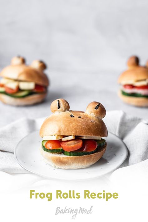 Bring the fun back to lunchtime with this adorable Juliet Sear bread roll recipe. Bento lunchboxes are a hot trend right now and whilst they might be a tad tricky, these frog bread rolls are sure to bring a smile to anyone who finds these in their lunchbox. Frog Bread Recipes, Cottagecore Lunch Recipes, Frog Food Ideas, Frog Themed Food, Frog Snacks, Bread Animals, Frog Bread, Bread Roll Recipe, Frog Food