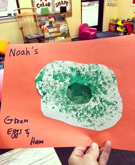 Preschool craft: Green Eggs and Ham! Great with little toddlers. Tip: for under just put a little bit of paint on texture brush then let them paint! Green Eggs And Ham Craft For Toddlers, Green Eggs And Ham Art Preschool, Green Eggs And Ham Art, Green Eggs And Ham Craft, Dr Seuss Preschool Activities, Daycare Art, Dr Seuss Preschool, Class Crafts, Creative Art Activities