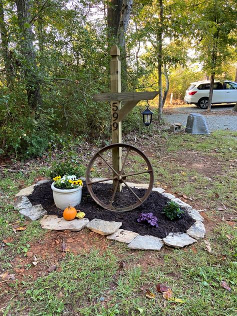 End Of Driveway Decor, Western Driveway Entrance, Hidden Driveway Ideas, Rustic Driveway Entrance Ideas, End Of Driveway Ideas Entrance Country, Cottage Driveway Ideas, Driveway Entrance Decor, Driveway Signs Entrance, Driveway Entrance Landscaping Country