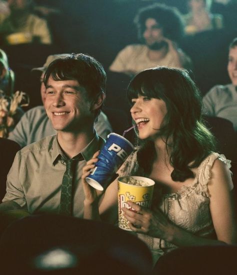 Joseph Gordon-Levitt and Zooey Deschanel portray the characters of Tom Hanson and Summer Finn respectively in the movie "500 Days of Summer"....... Free Movie Sites, Movie Sites, 500 Days Of Summer, 500 Days, Joseph Gordon Levitt, Septième Art, Diane Keaton, The Smiths, Flirting Moves