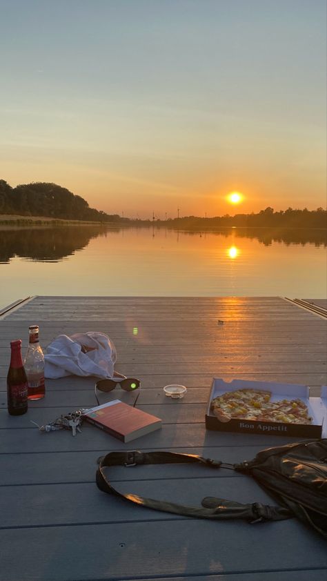 Sunset Picnic, Maine Trip, Lake Vibes, Cabin Vibes, Pizza And Beer, Lake Day, Bookish Stuff, Cottage Aesthetic, Sunset Summer