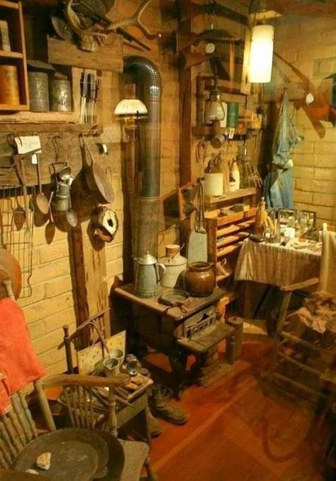 Diy Sauna, Primitive Kitchens, Museum History, Log Cabin Living, Country Interiors, Log Cabin Rustic, Primitive Kitchen Decor, Small Log Cabin, Vintage Stoves