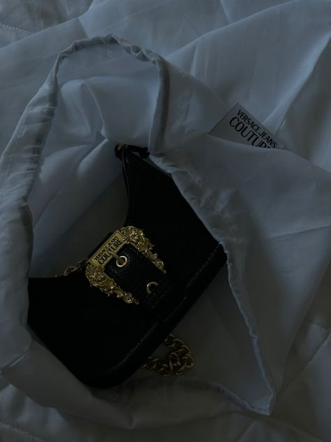 black, purse , gold, outfit , details , mini bag , pinterest , instagram , filler picture Versace Jeans Couture Bag Outfit, Versace Jeans Couture Bag, Versace Purses, Instagram Filler, Versace Bag, Gold Outfit, Bag Outfit, Couture Bags, Black Purse