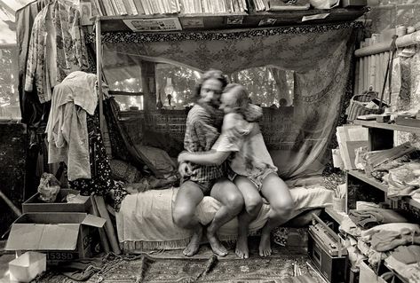 Bohemian History, Lise Sarfati, Hippie Commune, Hippie Couple, 1970s Hippie, Clothing Optional, Refugee Camp, Elizabeth Taylor, Vintage Photographs