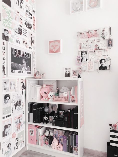 Small Kpop Shelf, Shoujo Room, Kpop Shelf Aesthetic, Cute Book Shelf, Kpop Albums Collection, Kpop Collection Aesthetic Room, K Pop Room Ideas, Aesthetic Shelf Decor, Room Aestethic