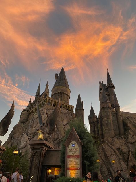 picture that i took by myself on November 16th 2020 #harrypotter #hogwarts #universal #florida #castle #wallpaper #wallpaperideas #islandsofadventure Hogwarts Castle Universal Studios, Hermione Motivation, Hogwarts Autumn, Hogwarts Orlando, Hogwarts Universal, Universal Florida, Castle Wallpaper, Harry Potter Universal Studios, Harry Potter Studios