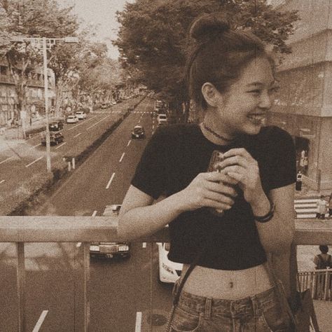 Kpop Old Photo Edit, Old Photo Edit, Jennie Vintage, Kpop Vintage, Princess Videos, Blackpink Aesthetic, Dancing In The Moonlight, Ideas Videos, Going Solo