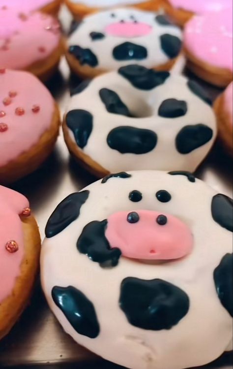 Donut Designs Ideas, Rancho Party, Cute Doughnut, Cake Mix Donuts, Donut Decorating Ideas, Star Donuts, Milk The Cow, Doughnut Shop, Cute Donuts