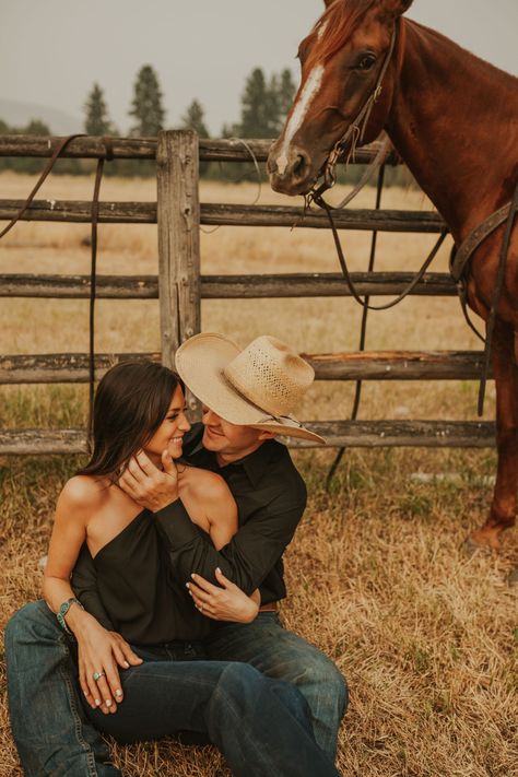 Engagement Photos Western Country Style, Hubby Pictures, Western Engagement Outfits, Engagement Photos Cowboy, Horse Engagement Photos, Cowboy Engagement, Country Couple Photoshoot, Couple Western, Western Engagement Pictures