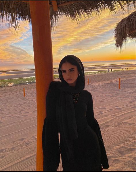 Hijabi Beach Outfit, Hijabi Summer Outfits, Beach Pic Inspo, Stile Hijab, Beach Pic, Modesty Outfits, Hijab Trends, Hijabi Fashion Casual, Hijabi Aesthetic