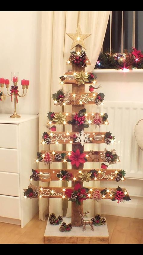 Outside Christmas Decorations, Wall Christmas Tree, Pallet Christmas Tree, Pallet Christmas, Creative Christmas Trees, Easy Christmas Decorations, Christmas Decorations Diy Outdoor, Diy Christmas Decorations Easy, Christmas Wood Crafts