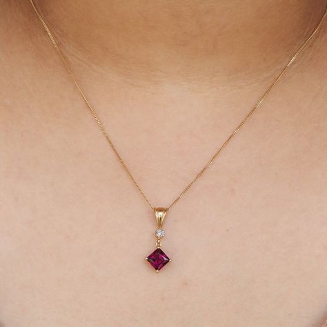 . #rhodolitegarnet #diamondnecklace . #Simple_Chain_Pendant_Designs_Gold #Simple_Lockets_For_Gold_Chain #Gold_Pendant_Designs_Modern #Chain_Pendant_Designs_Gold Pendant Ideas Gold, Gold Pendant Designs Modern, Chain Pendant Designs Gold, Gold Chain With Diamond Pendant, Pendent Designs Gold, Gold Pendent Designs, Simple Pendant Design, Pendent Set Gold, Gold Pendant Designs