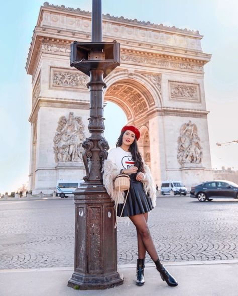 Emily In Paris Photoshoot Ideas, Paris Poses Photo Ideas, Paris Photoshoot Ideas, Paris Locations, Paris Photo Ideas, Paris Ideas, Paris Travel Photography, Paris Photoshoot, Paris Winter