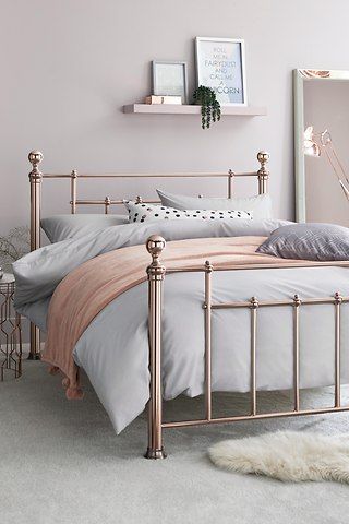 Classic Bedroom Interior, Room Decor Bedroom Rose Gold, Rose Gold Bed, Gold Bed Frame, Art Psychology, Ideas Decoracion, Iron Bed Frame, Gold Bed, Guest Room Decor