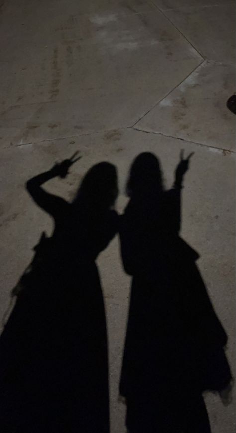 Friends Aesthetic Silhouette, Photo Ombre Silhouette, Friendship Aethstetic, Cute Friendship Photos, Best Friends Silhouette, Best Friend Silhouette, Silhouette Aesthetic, Friends Holding Hands, Silhouette Photo