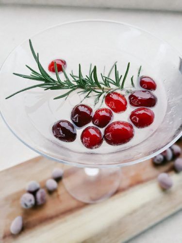 White Cranberry Cosmo Cranberry Cosmopolitan, Cranberry Cosmo, Cranberry Cocktail Recipe, Simple Cocktails, Cosmopolitan Recipe, Cosmo Recipe, Holiday Mocktail, Cosmo Cocktail, Cranberry Drinks