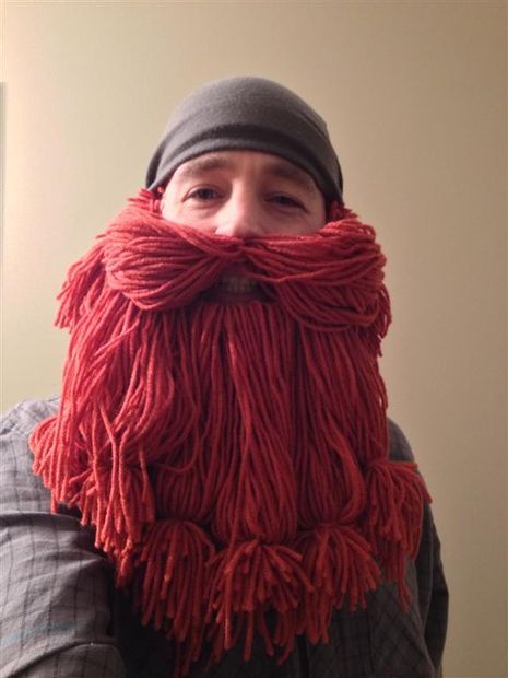 Picture of The Yarn Beard. Since you can't grow your own at work :-p Yarn Beard Diy, Felt Beard, Yarn Beard, Diy Laine, Bearded Dragon Diy, Ball Costume, Diy Beard, Cardboard Diy, Family Cosplay