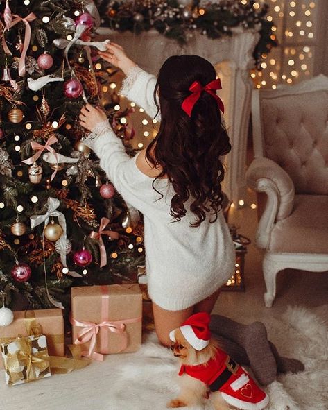 Christmas Photoshoot Outfits, Christmas Costume Ideas, Christmas Pfp Aesthetic, Christmas Dress Ideas, Christmas Tree Photoshoot, Christmas Dress Party, Christmas Dress Outfit, Christmas Pfps, Video Dress