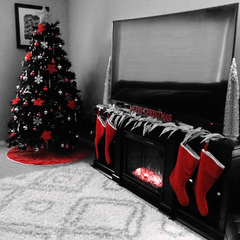 Black And Red Xmas Tree Decorating Ideas, Black Christmas Tree Red Decorations, Black And White Living Room Christmas Decor, Black Tree Red Ornaments, Black Red And Gold Christmas Decor, Red And Black Christmas Aesthetic, Black Red Christmas Decor, Black Gold And Red Christmas Decor, Black And Red Christmas Tree Decorations