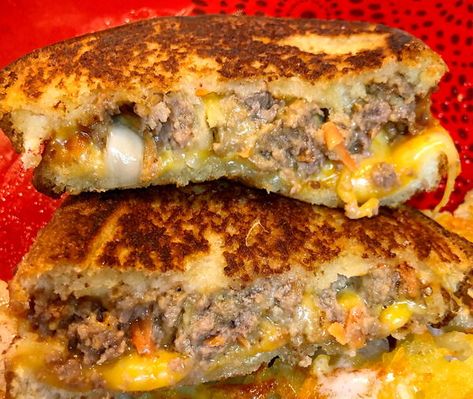 Once you have tried this grilled leftover meatloaf sandwich, you will want to make sure that you make extra in the future. My family just loves this juicy, cheesy, and crispy sandwich as much as they do the meatloaf on the first day. It’s one of those comfort recipes that is so satisfying and simple to make. This particular meatloaf recipe is always a hit at our house. The leftover meatloaf makes a sandwich that is amazing for a quick lunch or dinner. Excite your taste buds with this delicious s Meatloaf Grilled Cheese, Meatloaf Grilled Cheese Sandwich, Meatloaf Leftovers Ideas, Meatloaf Sandwich Leftover, Leftover Meatloaf Ideas, Leftover Meatloaf Recipes, Meatloaf Sandwich Recipe, Sandwich Specials, Meatloaf Side Dishes