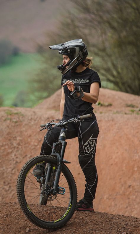 Mountain Biking Outfit, Cardio Burn, Mountain Biking Photography, Lift Workout, Mtb Women, Strength Training Exercises, Mtb Girl, Mountain Biking Women, Mountain Biking Gear