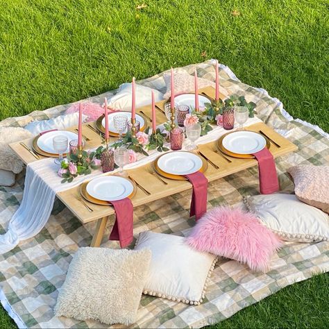 Pink and gold table setting. Girls night bridal shower baby shower Backyard Picnic Set Up Ideas, Picnic Table Ideas Decoration, Fancy Picnic Decor, Picnic Set Up Ideas, Storage Ideas Outdoor, Picnic Table Party, Activities For Kids Outdoor, Kids Outdoor Table, Picnic Table Decor