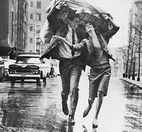 Perspective Base, 1950s Love, Roger Wilkerson, 1950s Photos, Old Fashioned Love, Emotional Moments, Running In The Rain, Fotografi Vintage, Vintage Couples