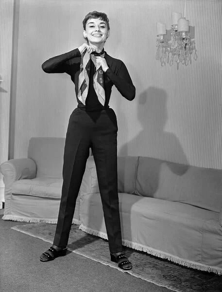 Audrey Hepburn Audrey Hepburn Style Outfits, Audrey Hepburn Outfit, Aubrey Hepburn, Audrey Hepburn Photos, Audrey Hepburn Style, Hepburn Style, Brigitte Bardot, Iconic Women, 1950s Fashion