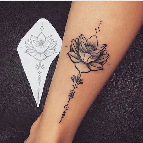 Perna Faith Tattoos, Flower Leg Tattoos, Lotusblume Tattoo, Back Of Leg Tattoos, Clown Tattoo, Anklet Tattoos, Foot Tattoos For Women, Tattoos For Women Flowers, Men Tattoos