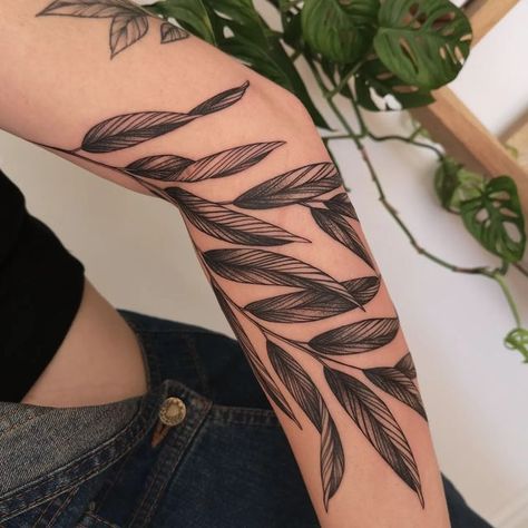 American Traditional Leaf Tattoo, Dark Leaf Tattoo, Jungle Leaf Tattoo, Plant Shoulder Tattoo, Arm Tattoo Leaves, Willow Leaf Tattoo, Palm Leaf Tattoo, Traditional Tattoo Black And Grey, Plants Tattoo