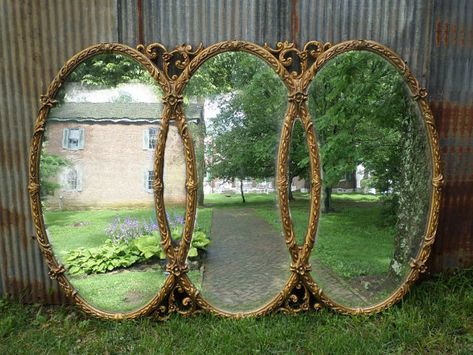 Vintage large mirror https://www.etsy.com/listing/240527186/huge-vintage-triple-mirror-room-size Baños Shabby Chic, Triple Mirror, Spiegel Gold, Cocina Shabby Chic, Baroque Mirror, Shabby Chic Painting, Shabby Chic Mirror, Estilo Shabby Chic, Shabby Chic Living