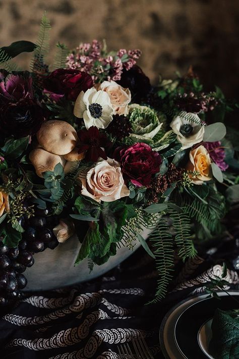 Moody Flower Arrangements, Goth Flowers, Moody Garden, Moody Flowers, Goth Gifts, How To Impress, Goth Wedding, Dark Wedding, Moody Wedding