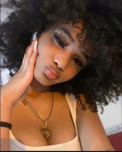 Light Skin Black Woman, Catfish Girl, Pretty Dark Skin, Beautiful Curly Hair, Foto Ideas Instagram, Light Skin, Pretty Selfies, Pretty Face, Pretty Hairstyles