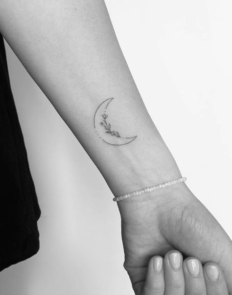 Tatouages symboliques : 12 dessins et leurs significations Crescent Tattoo, First Tattoo Ideas, Moon Tattoo Designs, Petite Tattoos, Bff Tattoos, Classy Tattoos, Discreet Tattoos, Dainty Tattoos, Subtle Tattoos