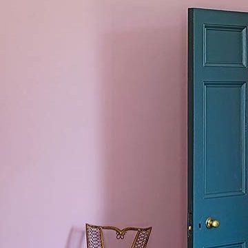 Farrow & Ball on Instagram: "#CinderRose complemented by #BlackBlue on the door creates a delicate balance between masculine and feminine in this home. #farrowandball" Pink Drab Farrow And Ball, Farrow And Ball Cinder Rose Bedroom, Farrow And Ball Yonder Blue, Farrow And Ball Pink Drab, Farrow And Ball Rangwali Pink, Cinder Rose Farrow And Ball, Cinder Rose, Masculine And Feminine, Farrow And Ball