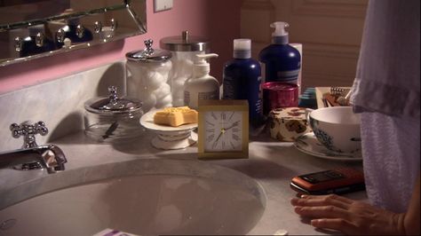 Gossip Girl Blair Waldorf Bathroom Blair Waldorf Vanity, Blair Waldorf Bathroom, Blair Waldorf Lifestyle, Blair Waldorf Bedroom, Blair Waldorf Room, Preppy Pinterest, Gossip Girl Blair Waldorf, Blair Waldorf Aesthetic, Gossip Girl Blair