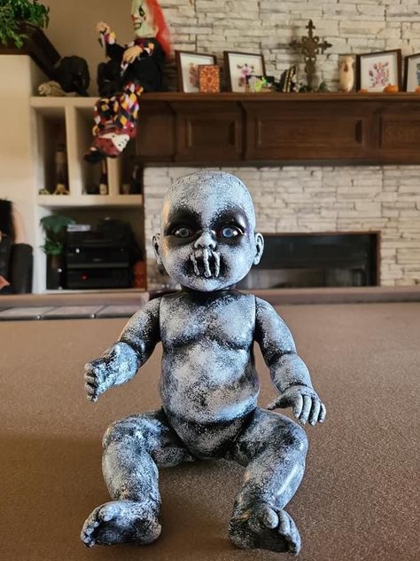 How To Make A Doll Scary For Halloween, Scary Halloween Dolls, Zombie Baby Dolls Diy, Creepy Halloween Dolls Diy, Scary Dolls Diy, Creepy Toys Diy, Creepy Dolls Diy Halloween Decorations, Creepy Baby Dolls Diy, Halloween Dolls Creepy