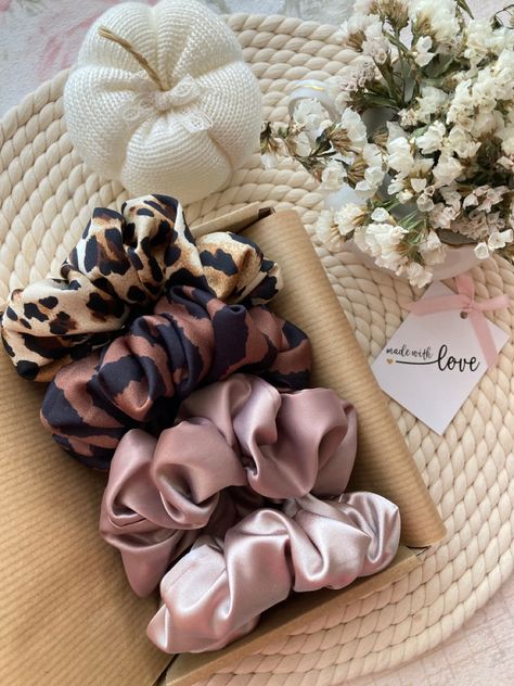 Scrunchie Package Ideas, New Scrunchies Idea, Headband Packaging Ideas, Packaging Ideas For Scrunchies, Packaging For Scrunchies, Scrunchie Packaging, Headband Packaging, Scrunchies Aesthetic Packaging, Hair Tool Set