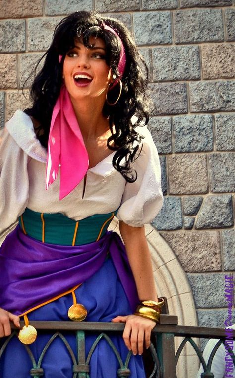 Esmeralda Costume, Esmeralda Cosplay, Womens Photography, Anime Festival, Esmeralda Disney, Cosplay Disney, Disney Face Characters, Disney Cosplay, Face Characters