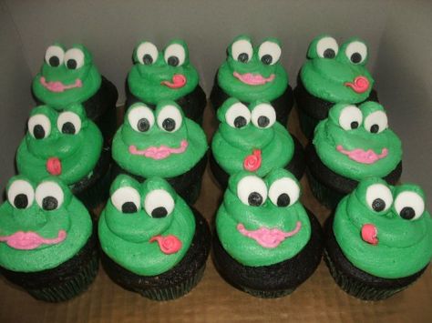 frog cupcakes - chocolate cupcakes filled with peanut butter cups, topped with peanut butter buttercream tinted green, to go with a frog theme birthday cake Toad And Frog, Fancy Lunch, Picture Cake, Frog Cupcakes, Chocolate Cupcakes Filled, Peanut Butter Buttercream, Frog Birthday Party, Fancy Lunches, Animal Cupcake