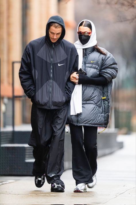 Bella hadid out and about in new york - 01/01/2022 Bella Hadid Nike, Marc Kalman, Couple Fits, Bella Hadid Outfits, Bella Hadid Style, Hadid Style, Nova York, Winter Fits, New York Street