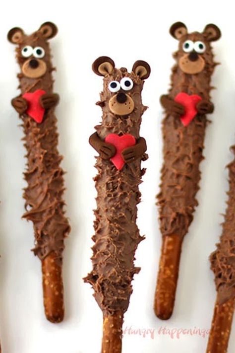 Everyone will fall in love with these adorable Chocolate Pretzel Teddy Bears. Each chocolate dipped pretzel is decorated with modeling chocolate and heart-shaped sprinkles. They make great Valentine's day treats, birthday party favors, or Christmas stocking stuffers. Bear Pretzels, Basket Hampers, Chocolate Teddy Bear, Decorated Pretzels, Chocolate Craft, Treats Birthday, Valentine's Day Chocolate, Dipped Pretzels, Chocolate Covered Pretzel Rods