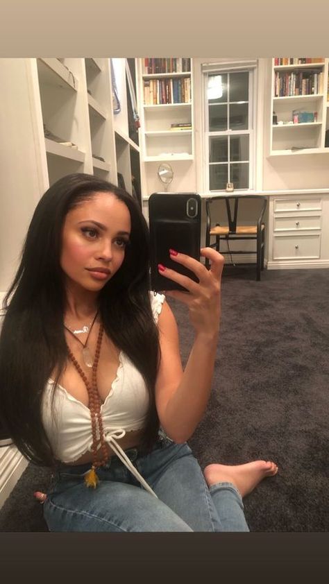 Vanessa Morgan, Riverdale Cast, Canadian Actresses, Riverdale, Stories Instagram, Celebrity Crush, Mirror Selfie, Actresses, Crop Tops