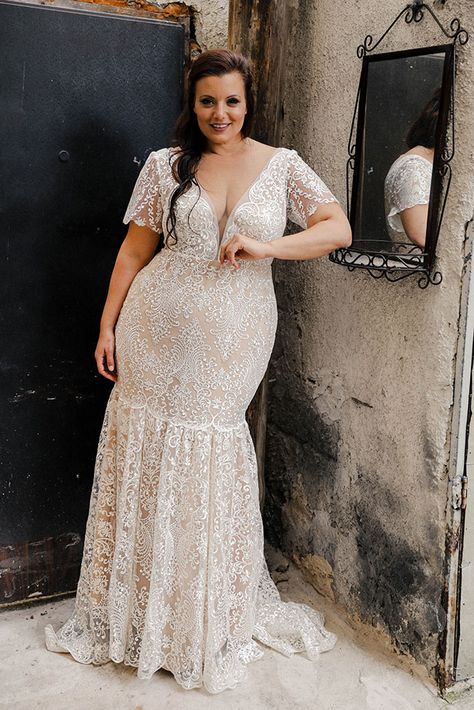 Wedding Dress With Short Sleeves, Earthy Wedding Dresses, Studio Levana, Curvy Wedding, Plus Wedding Dresses, Plus Size Wedding Gowns, Curvy Bride, Plus Size Gowns, Couture Wedding Gowns