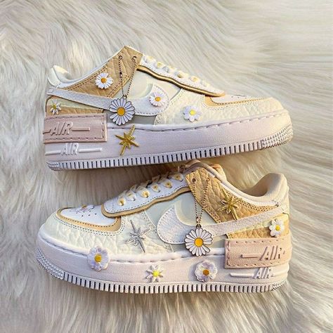 Nike Shoes Girls, Preppy Shoes, Pretty Shoes Sneakers, Kawaii Shoes, All Nike Shoes, Nike Air Shoes, Cute Nike Shoes, Cute Sneakers, Girly Shoes