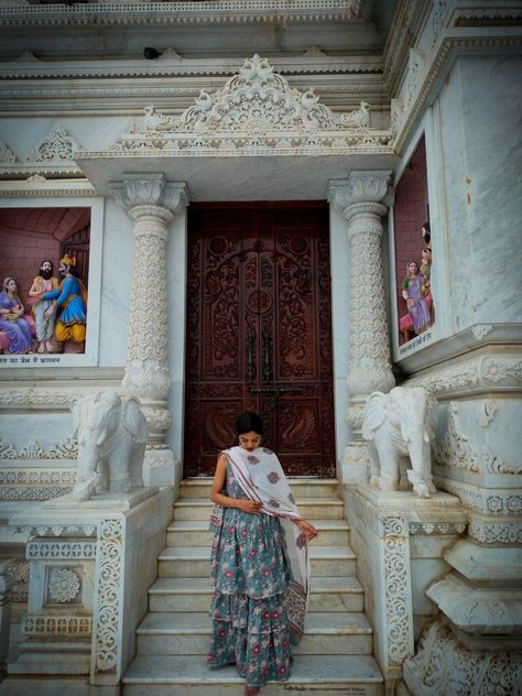 Photography Poses In Mandir, Poses In Temple Indian, Mandir Photoshoot, Vrindavan Photography Poses, Gopi Dress Vrindavan Aesthetic, Vrindavan Temple, Temple Photoshoot, Mero Vrindavan, Ethnic Poses