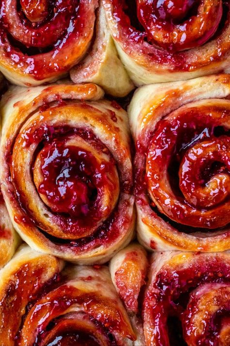 rolls filled with jam Raspberry Sticky Buns, Easy Hot Cross Buns Recipe, Jam Rolls, Easy Hot Cross Buns, Hot Cross Buns Recipe Easy, Orange Recipes Dessert, Jam Roll, Fruit Jam Recipes, Cross Buns Recipe